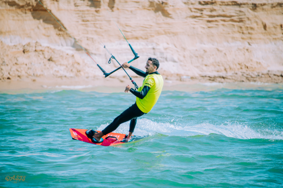 Kitesurfing beginners on the beach